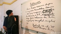 Di museum ini juga terdapat replika naskah proklamasi tulisan Soekarno yang dibingkai kaca.  
