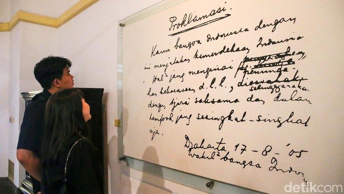 Sejumlah pengunjung tengah melihat diorama di Museum Perumusan Naskah Proklamasi, Jakarta, Selasa (15/8/2023). Menjelang hari kemerdekaan Indonesia pada 17 Agustus mendatang, Museum Perumusan Naskah Proklamasi ramai kedatangan pengunjung.