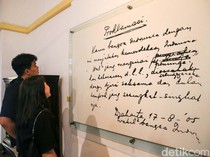 Bunyi Teks Proklamasi Kemerdekaan Indonesia Asli, yang Diperbarui, & Perbedaannya