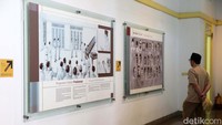 Di dinding museum juga terdapat poster berisi foto-foto tokoh nasional.  