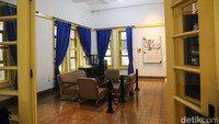 Museum ini terdiri dari dua lantai. Lantai bawah dari rumah ini memiliki ruangan-ruangan yang memiliki sejarah penting. Sementara itu, lantai atas berisi benda-benda koleksi museum seperti buku, pita rekaman dan dokumentasi perjalanan sejarah kemerdekaan Indonesia.  