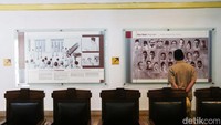 Di rumah yang kini jadi museum itu naskah proklamasi ditulis tangan oleh Ir Soekarno. Naskah disempurnakan dengan ketikan oleh Sayuti Melik.  