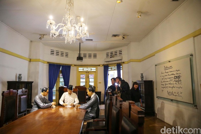 Sejumlah pengunjung tengah melihat diorama di Museum Perumusan Naskah Proklamasi, Jakarta, Selasa (15/8/2023). Menjelang hari kemerdekaan Indonesia pada 17 Agustus mendatang, Museum Perumusan Naskah Proklamasi ramai kedatangan pengunjung.