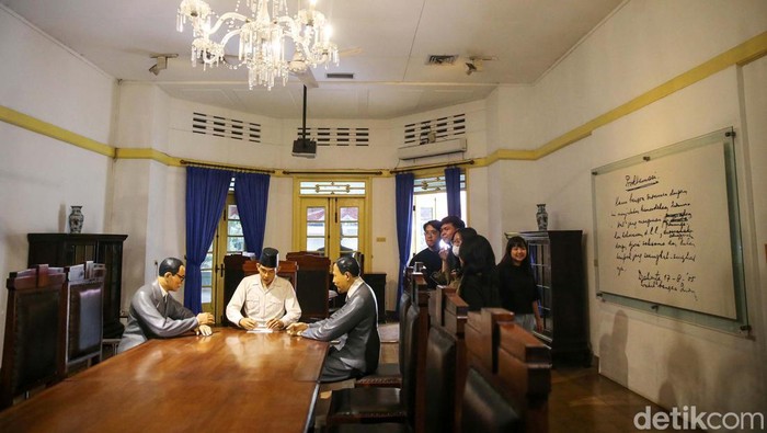 Sejumlah pengunjung tengah melihat diorama di Museum Perumusan Naskah Proklamasi, Jakarta, Selasa (15/8/2023). Menjelang hari kemerdekaan Indonesia pada 17 Agustus mendatang, Museum Perumusan Naskah Proklamasi ramai kedatangan pengunjung.