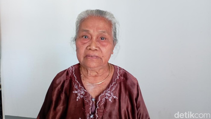 Nenek dari Pratama Arhan Alif Rifai, Suratmi (80) saat dikunjungi di rumah Arhan di Desa Sidomulyo, Kecamatan Banjarejo, Kabupaten Blora.