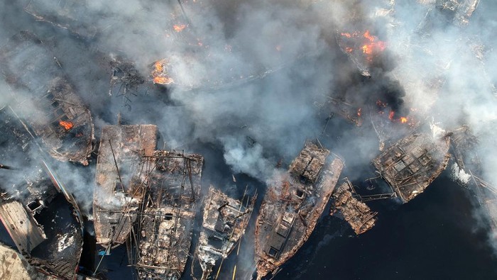 Ngeri! 52 Kapal Nelayan Terbakar di Pelabuhan Jongor Tegal Warga berusaha memadamkan api kapal nelayan yang terbakar di Pelabuhan Jongor, Tegal, Jawa Tengah, Selasa (15/8/2023). Data sementara mencatat sebanyak 52 kapal nelayan di atas 30 GT terbakar dalam peristiwa tersebut. ANTARA FOTO/Oky Lukmansyah/foc.