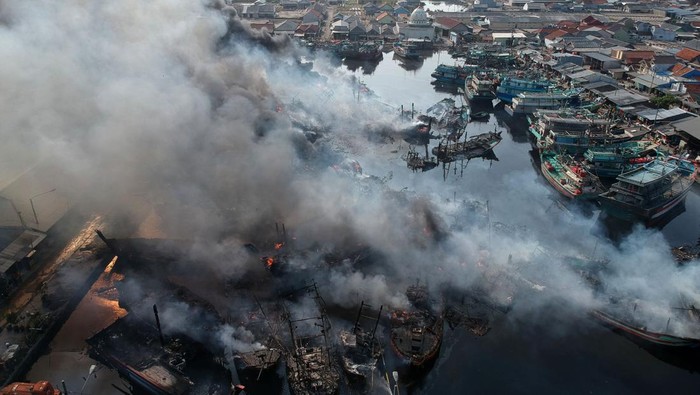 Ngeri! 52 Kapal Nelayan Terbakar di Pelabuhan Jongor Tegal Warga berusaha memadamkan api kapal nelayan yang terbakar di Pelabuhan Jongor, Tegal, Jawa Tengah, Selasa (15/8/2023). Data sementara mencatat sebanyak 52 kapal nelayan di atas 30 GT terbakar dalam peristiwa tersebut. ANTARA FOTO/Oky Lukmansyah/foc.