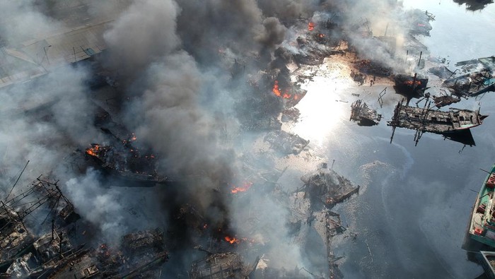 Ngeri! 52 Kapal Nelayan Terbakar di Pelabuhan Jongor Tegal Warga berusaha memadamkan api kapal nelayan yang terbakar di Pelabuhan Jongor, Tegal, Jawa Tengah, Selasa (15/8/2023). Data sementara mencatat sebanyak 52 kapal nelayan di atas 30 GT terbakar dalam peristiwa tersebut. ANTARA FOTO/Oky Lukmansyah/foc.