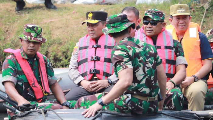 Pangdam Jayakarta Mayjen TNI Mohamad Hasan dan Kapolda Metro Jaya Irjen Karyoto bersih-bersih Kali Ciliwung