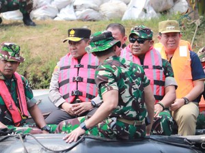 Sambut HUT RI, Kapolda Metro-Pangdam Jaya Bersih-bersih Kali Ciliwung