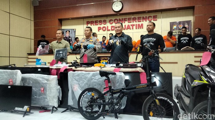 Para pelaku dan barang bukti saat dibeber di Polda Jatim