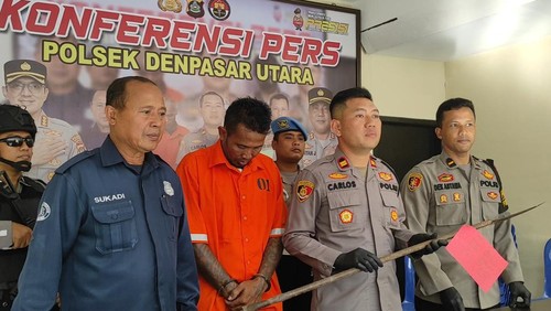 Pedagang tuak di Kota Denpasar bernama Gede Sutama alias Robot dihadirkan saat konferensi pers di Polsek Denpasar Utara, Selasa (15/8/2023). (I Wayan Sui Suadnyana/detikBali)