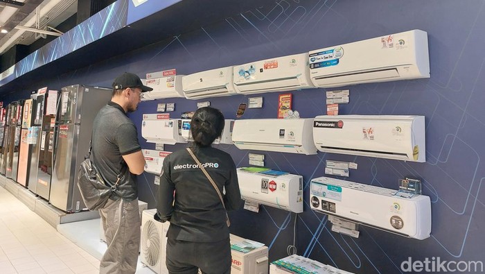 Pelanggan Borong AC-Mesin Cuci-TV di Transmart Full Day Sale