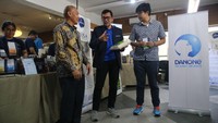 Karyanto Wibowo, Direktur Sustainable Development Danone Indonesia memperkenalkan Kopi Tirto produk Damping yang ditanam di area konservasi air di wilayah operasional Danone Indonesia  dalam peluncuran pelatihan dan pendampingan bagi UMKM bertema “Membangun UMKM Masa Depan”, di MULA by Galeria Jakarta, Jakarta, Selasa (15/08/2023).