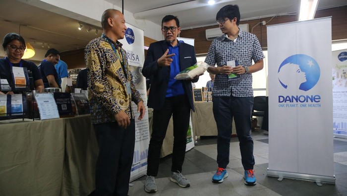 Pelatihan dan Pendampingan UMKM untuk Masa Depan Karyanto Wibowo, Direktur Sustainable Development Danone Indonesia memperkenalkan Kopi Tirto produk Damping yang ditanam di area konservasi air di wilayah operasional Danone Indonesia dalam peluncuran pelatihan dan pendampingan bagi UMKM bertema “Membangun UMKM Masa Depan”, di MULA by Galeria Jakarta, Jakarta, Selasa (15/08/2023).
