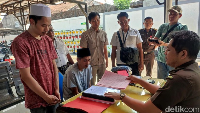 Pelimpahan tahap 2 terhadap 2 tersangka pembunuhan cewek open BO di Mojokerto.