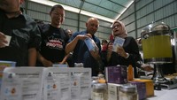 Menteri Koperasi dan Usaha Kecil dan Menengah Teten Masduki (dua kanan) bersama Bupati Indramayu Nina Agustina (kanan) melihat produk susu ikan di Kandanghaur, Indramayu, Jawa Barat, Selasa (15/8/2023).