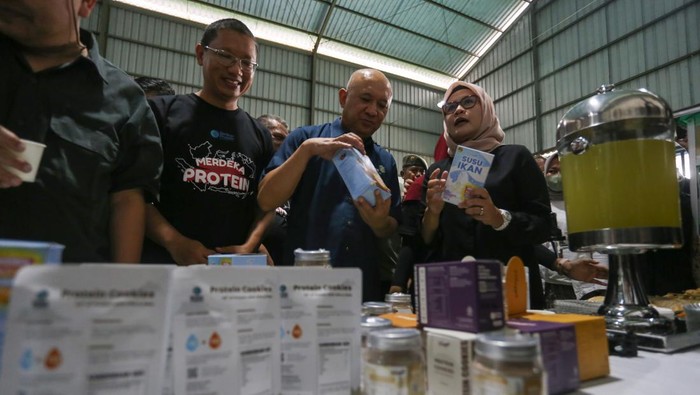 Peluncuran produk susu ikan Menteri Koperasi dan Usaha Kecil dan Menengah Teten Masduki (kiri) bersama Bupati Indramayu Nina Agustina (kanan) menunjukkan produk susu ikan di Kandanghaur, Indramayu, Jawa Barat, Selasa (15/8/2023). Menkop mengatakan susu Ikan Produksi PT Berikan Protein Initative itu diharapkan bisa menjadi solusi permasalahan Stunting di Indonesia. ANTARA FOTO/Dedhez Anggara/foc.