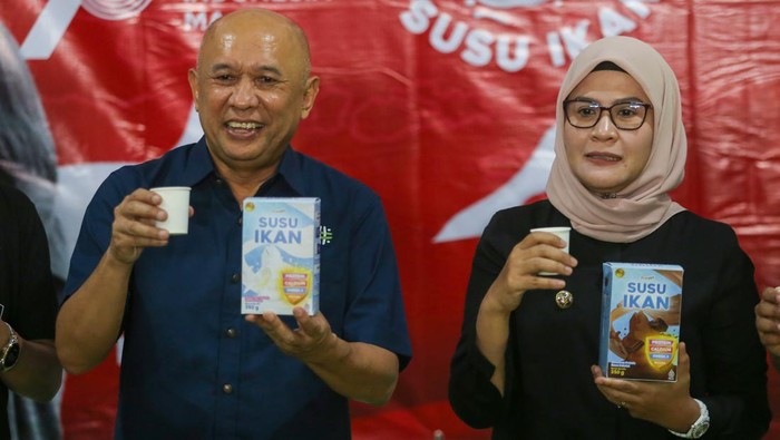 Menteri Koperasi dan Usaha Kecil dan Menengah Teten Masduki (kiri) bersama Bupati Indramayu Nina Agustina (kanan) menunjukkan produk susu ikan di Kandanghaur, Indramayu, Jawa Barat, Selasa (15/8/2023). Menkop mengatakan susu Ikan Produksi PT Berikan Protein Initative itu diharapkan bisa menjadi solusi permasalahan Stunting di Indonesia. ANTARA FOTO/Dedhez Anggara/foc.