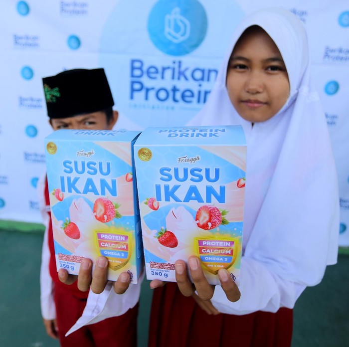 Menteri Koperasi dan Usaha Kecil dan Menengah Teten Masduki (kiri) bersama Bupati Indramayu Nina Agustina (kanan) menunjukkan produk susu ikan di Kandanghaur, Indramayu, Jawa Barat, Selasa (15/8/2023). Menkop mengatakan susu Ikan Produksi PT Berikan Protein Initative itu diharapkan bisa menjadi solusi permasalahan Stunting di Indonesia. ANTARA FOTO/Dedhez Anggara/foc.