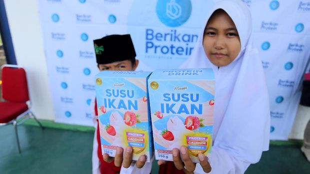 Menteri Koperasi dan Usaha Kecil dan Menengah Teten Masduki (kiri) bersama Bupati Indramayu Nina Agustina (kanan) menunjukkan produk susu ikan di Kandanghaur, Indramayu, Jawa Barat, Selasa (15/8/2023). Menkop mengatakan susu Ikan Produksi PT Berikan Protein Initative itu diharapkan bisa menjadi solusi permasalahan Stunting di Indonesia. ANTARA FOTO/Dedhez Anggara/foc.