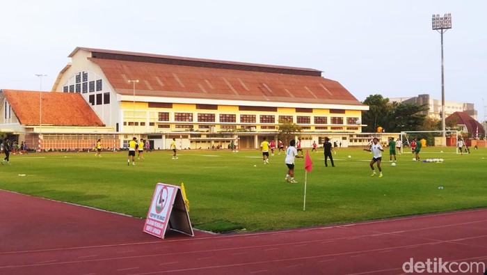 Pemain Persebaya latihan di lapangan Thor