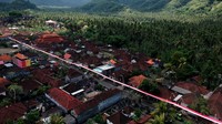 Dari Bali, ada Bendera Merah Putih sepanjang 400 meter dikibarkan di kawasan Banjar Pangi, Desa Pikat, Klungkung, Selasa (15/8/2023). ANTARA FOTO/Fikri Yusuf