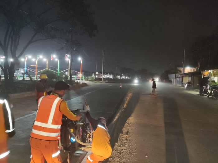 Pemasangan marka jalan di Jl Raya Perancis, Kabupaten Tangerang, 14-15 Agustus 2023. (Dok Dinas Bina Marga dan Sumber Daya Air Kabupaten Tangerang)