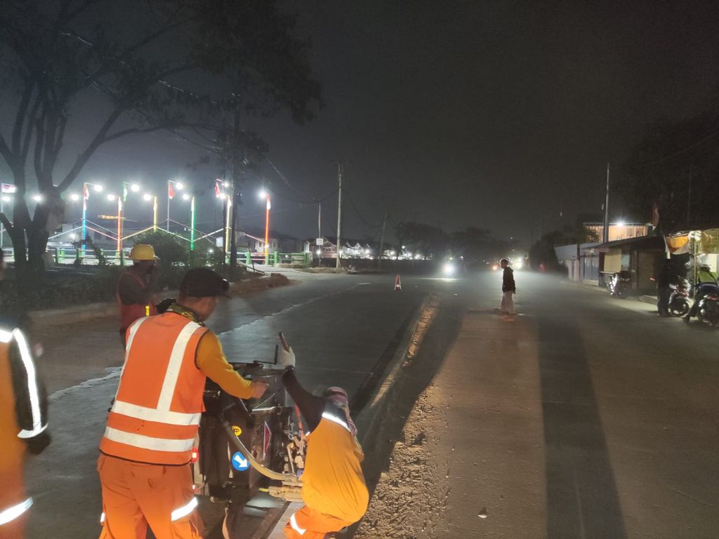 Pemasangan marka jalan di Jl Raya Perancis, Kabupaten Tangerang, 14-15 Agustus 2023. (Dok Dinas Bina Marga dan Sumber Daya Air Kabupaten Tangerang)