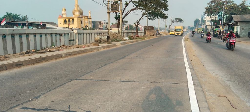 Pemasangan marka jalan di Jl Raya Perancis, Kabupaten Tangerang, 14-15 Agustus 2023. (Dok Dinas Bina Marga dan Sumber Daya Air Kabupaten Tangerang)