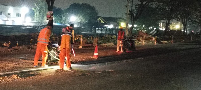 Pemasangan marka jalan di Jl Raya Perancis, Kabupaten Tangerang, 14-15 Agustus 2023. (Dok Dinas Bina Marga dan Sumber Daya Air Kabupaten Tangerang)