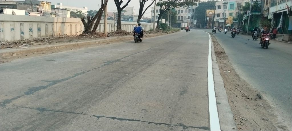 Pemasangan marka jalan di Jl Raya Perancis, Kabupaten Tangerang, 14-15 Agustus 2023. (Dok Dinas Bina Marga dan Sumber Daya Air Kabupaten Tangerang)