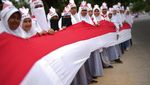 Pelajar Bentangkan Bendera Merah Putih 17 Km di Kendari