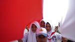Pelajar Bentangkan Bendera Merah Putih 17 Km di Kendari