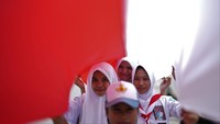 Bendera ini dibentangkan di jalan poros penghubung antara Teluk Kendari hingga perbatasan Kabupaten Konawe Selatan. 