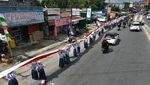 Pelajar Bentangkan Bendera Merah Putih 17 Km di Kendari