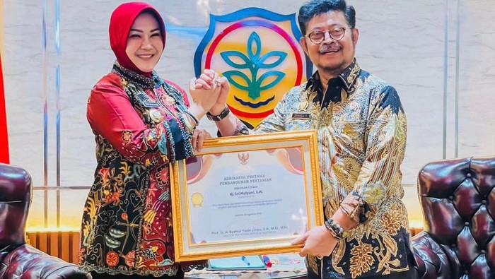 Pemkab Klaten mendapat penghargaan Adhikarya.