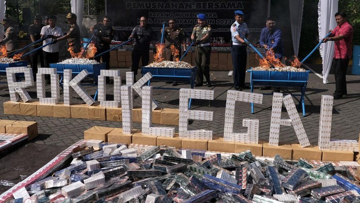 Petugas memusnahkan rokok ilegal hasil penindakan di bidang kepabeanan dan cukai periode Januari hingga Juni 2023 yang telah ditetapkan menjadi Barang Milik Negara (BMN) di Kantor Wilayah DJBC Bali, NTB dan NTT, Badung, Bali, Selasa (15/8/2023). Kantor Wilayah Direktorat Jenderal Bea dan Cukai Bali, Nusa Tenggara Barat dan Nusa Tenggara Timur berkolaborasi dengan Kantor Pengawasan dan Pelayanan Bea dan Cukai (KPPBC) Tipe Madya Pabean (TMP) Ngurah Rai dan Kantor Pengawasan dan Pelayanan Bea dan Cukai (KPPBC) Tipe Madya Pabean (TMP) A Denpasar melakukan pemusnahan atas Barang Milik Negara (BMN) bernilai Rp3,4 miliar dengan perkiraan kerugian negara sebesar Rp3,3 miliar. ANTARA FOTO/Nyoman Hendra Wibowo/foc.