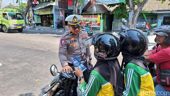 Pengedara motor di Gresik mendapat sosialisasi dan pamflet soal ujian SIM