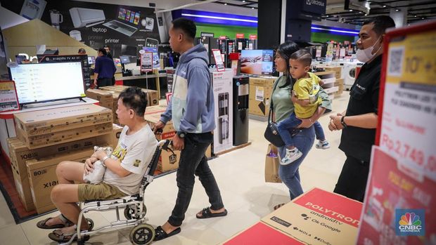 Pengunjung memilih barang elektronik saat berlangsungnya Full Day Sale di Transmart Cempaka Putih, Jakarta, Selasa (25/8/2023). (CNBC Indonesia/Faisal Rahman)