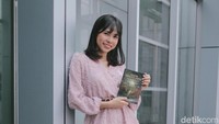 Buku yang diterbitkan oleh penerbit Gagasmedia mengungkap penelusuran Gusti Gina ke Desa Oka-Oka, kecamatan Pulau Laut Kelautan, kabupaten Kotabaru, Kalimantan Selatan, akhir tahun lalu. Foto: Rafida Fauzia/ detikcom
