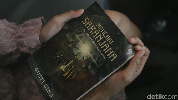 Penulis Buku Saranjana, Gusti Gina saat diwawancarai di kantor detikcom