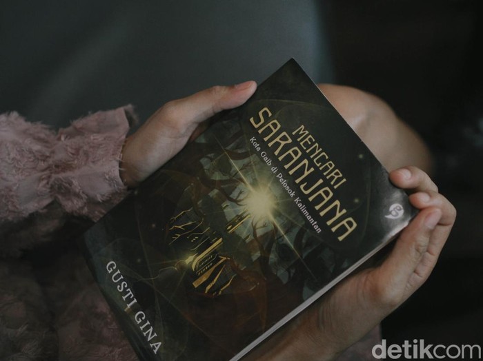 Penulis Buku Saranjana, Gusti Gina saat diwawancarai di kantor detikcom