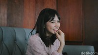 Ini potret Gusti Gina yang antusias menceritakan mengenai proses kreatif karya terbarunya. Foto: Rafida Fauzia/ detikcom
