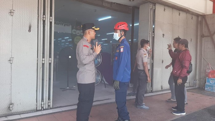 Percikan api memicu kepulan asap di Toko Alaska, Panakkukang, Makassar. Dokumen Istimewa