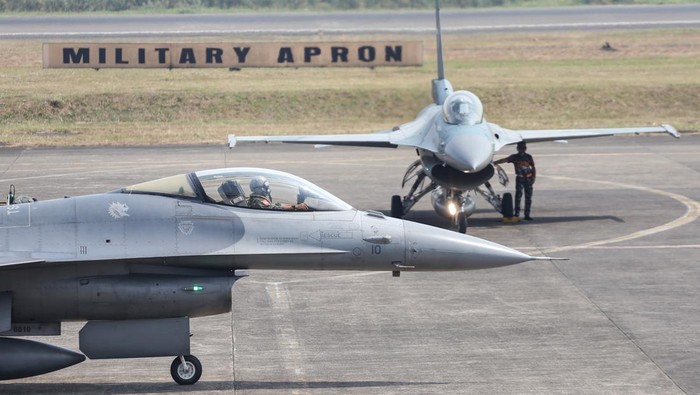 Sejumlah pesawat Tim Jupiter Aerobatic TNI Angkatan Udara bersiap untuk melakukan gladi bersih di Lanud Halim Perdanakusuma, Jakarta, Selasa (15/8/2023). Kegiatan tersebut merupakan latihan persiapan jelang puncak peringatan HUT ke-78 Kemerdekaan RI pada tanggal 17 Agustus 2023.