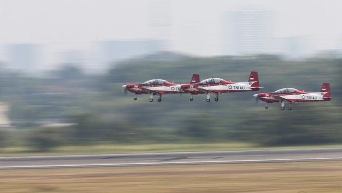 Persiapan HUT TRI, TNI AU Gelar Gladi Bersih Demo Udara Sejumlah pesawat Tim Jupiter Aerobatic TNI Angkatan Udara bersiap untuk melakukan gladi bersih di Lanud Halim Perdanakusuma, Jakarta, Selasa (15/8/2023). Kegiatan tersebut merupakan latihan persiapan jelang puncak peringatan HUT ke-78 Kemerdekaan RI pada tanggal 17 Agustus 2023.