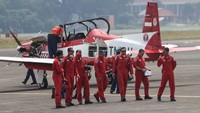 Sejumlah pilot pesawat Tim Jupiter Aerobatic TNI Angkatan Udara berbincang usai melakukan gladi bersih di Lanud Halim Perdanakusuma, Jakarta.
