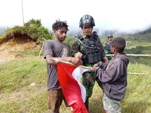 Satgas Yonif PR 433/JS Ajak Warga Nduga Kibarkan Bendera Merah Putih