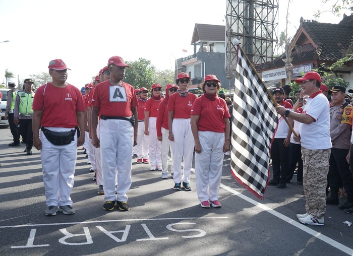 Peserta gerak jalan 45 kilometer saat memulai start di Pantai Yeh Malet, Kecamatan Manggis, Kabupaten Karangasem, Selasa (15/8/2023) (I Wayan Selamat Juniasa)